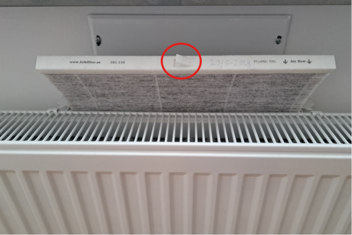 Dra upp filtret och ta ut det från donet genom att dra försiktigt i fliken på överkanten. Dra upp filtret och ta ut det från donet genom att dra försiktigt i fliken på överkanten.