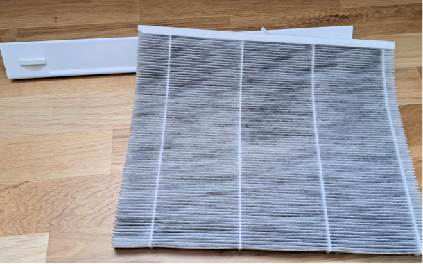 Dammsug filtret på båda sidorna. (Vid byte, släng det använda filtret och montera nytt filter enl. pkt 4) Dammsug filtret på båda sidorna. (Vid byte, släng det använda filtret och montera nytt filter enl. pkt 4)