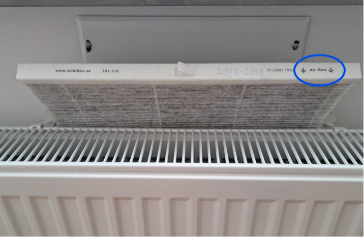 Sätt tillbaka filtret i donet. Se till att pilen på filtrets överkant visar riktning från väggen mot rummet. Sätt tillbaka filtret i donet. Se till att pilen på filtrets överkant visar riktning från väggen mot rummet.